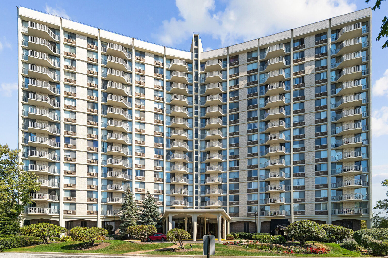 Property Photo: 40 N Tower Road 1E IL 60523