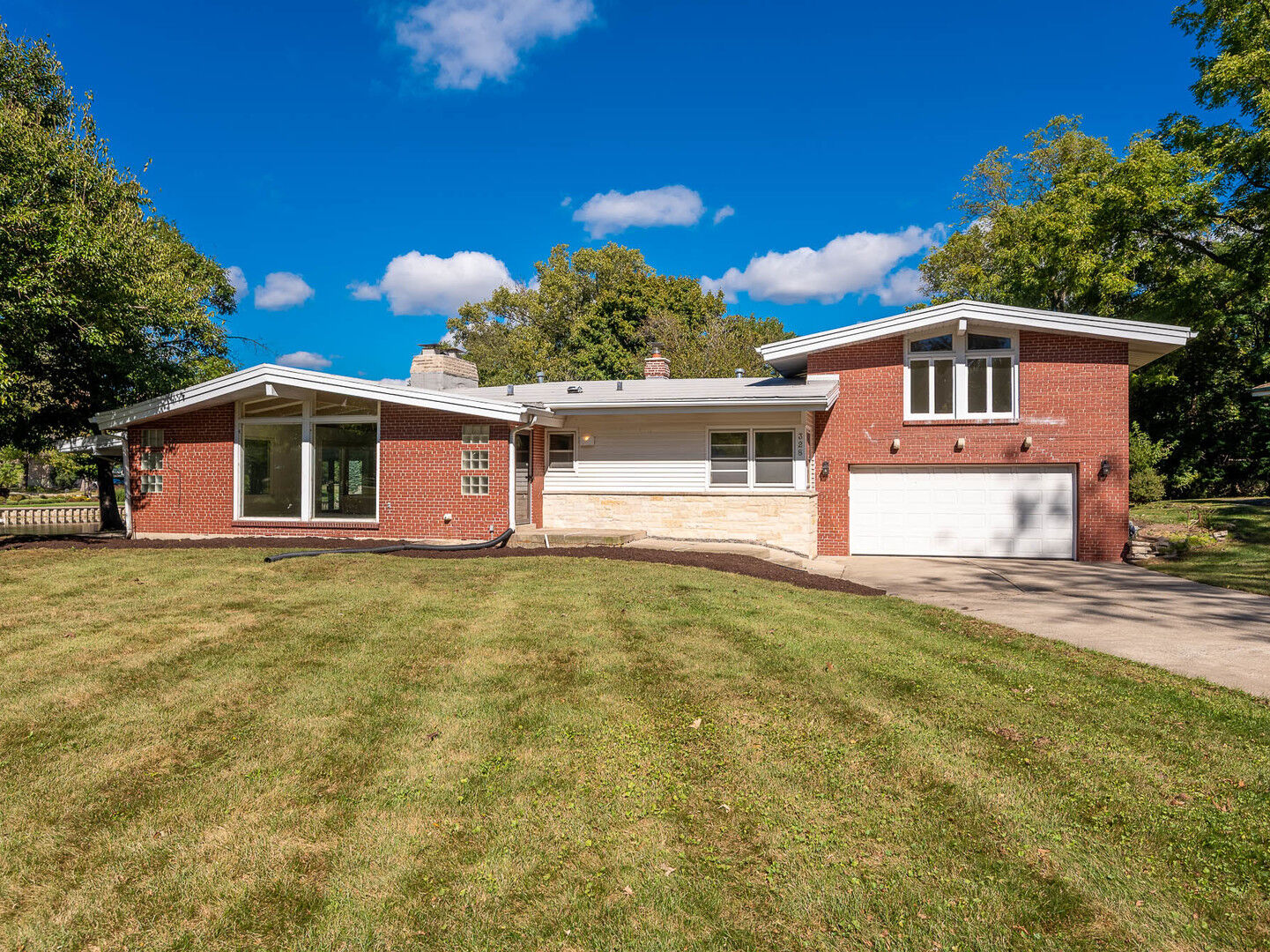 Property Photo: 328 Walnut Lane IL 60523