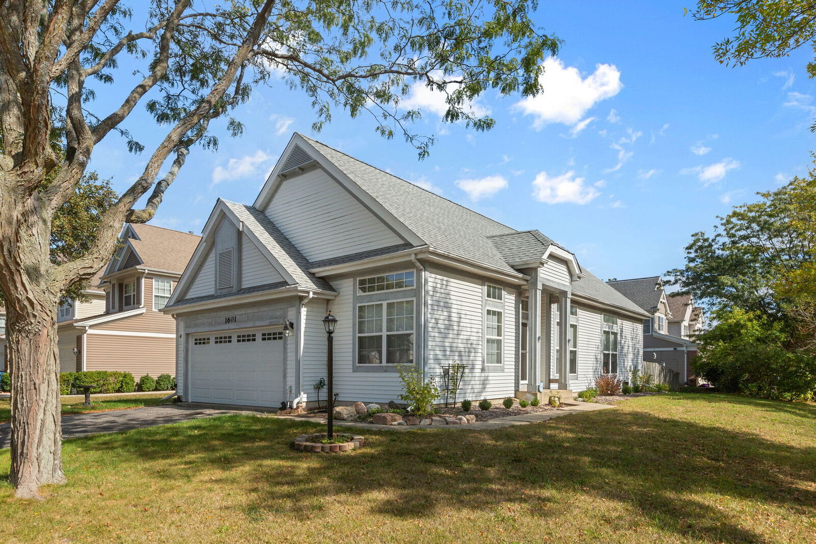 Property Photo: 1601 Newgate Court IL 60031