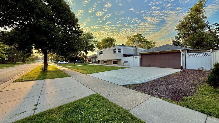 Property Photo: 2181 Plainfield Drive IL 60018