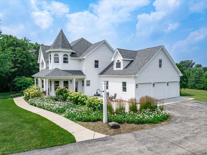 Property Photo: 2505 Timberline Trail IL 60098