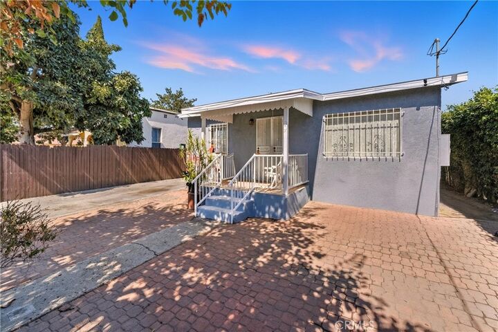 Property Photo:  907 E 109th Place  CA 90059 