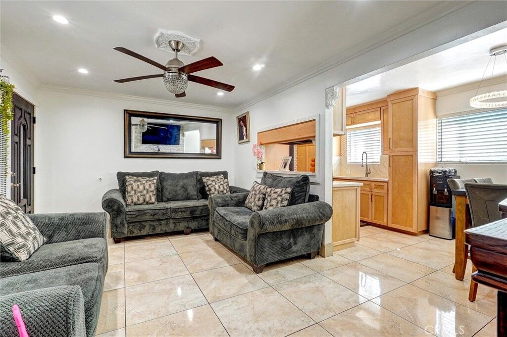 Property Photo: 20954 20954 Parthenia 14 CA 91304