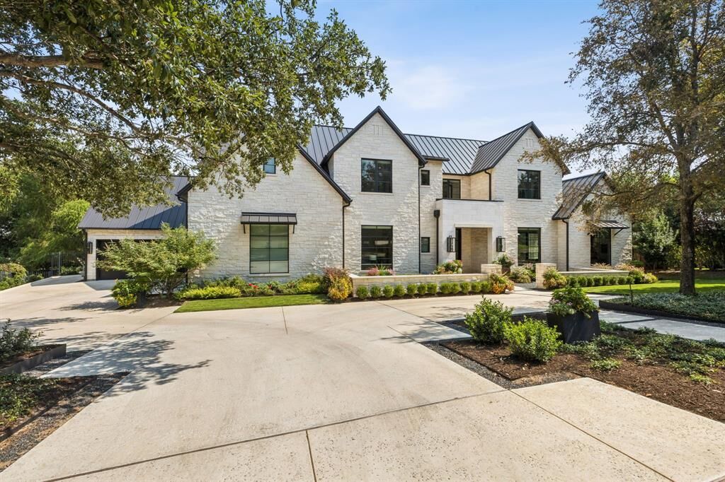 Property Photo: 1403 Fountain Grass Court TX 76262