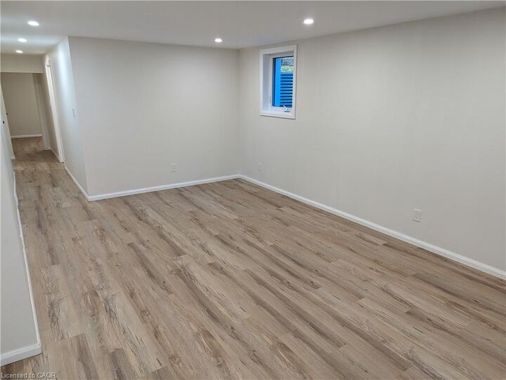 Property Photo:  26 Springbank Crescent Lower  ON N2M 4P7