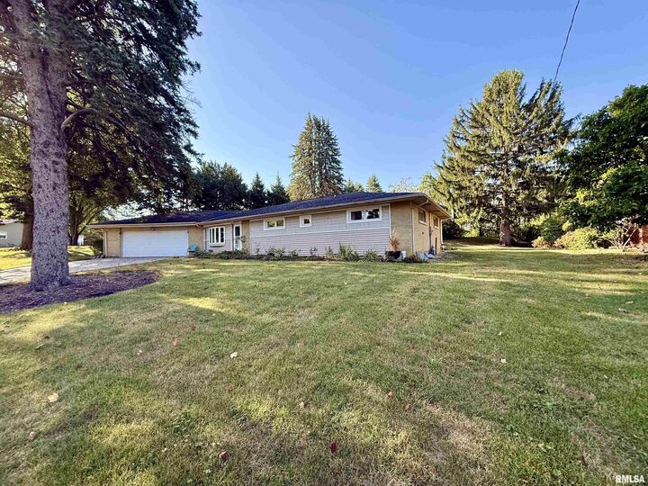 Property Photo: 608 W Burton Avenue IL 61530