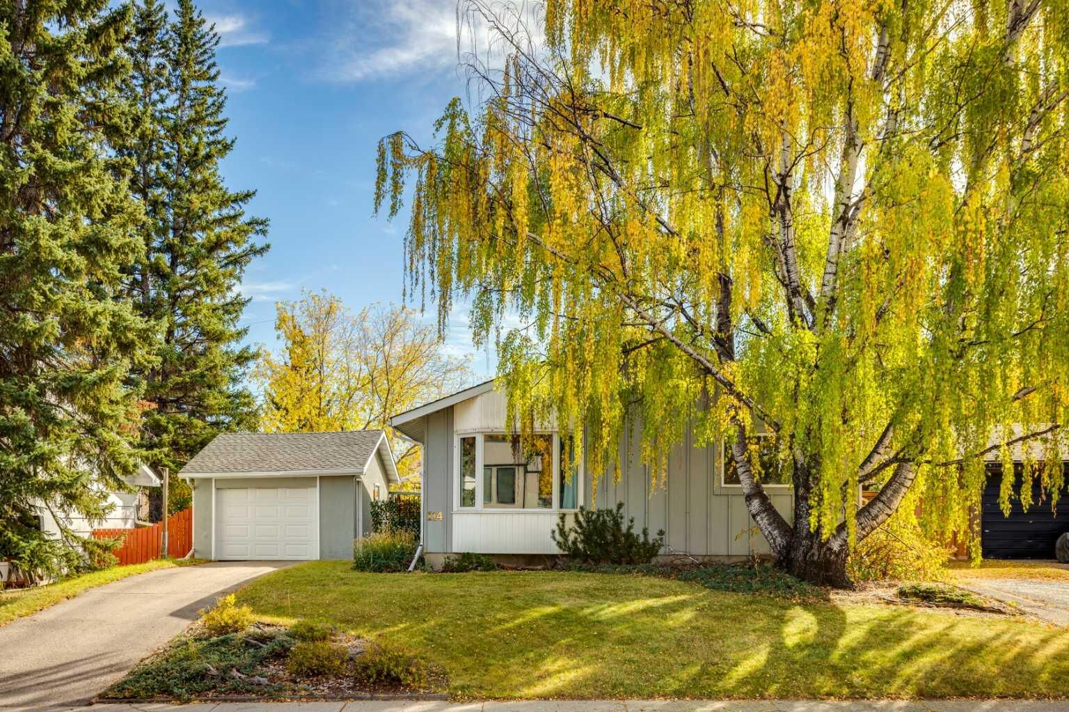 Property Photo: 114 Hallbrook Drive SW AB T2V 3H6