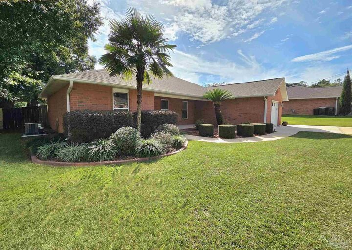Property Photo: 915 Sammy Way FL 32526