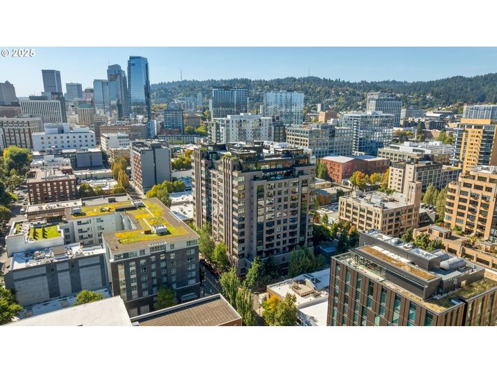 Property Photo:  333 NW 9th Ave 412  OR 97209 