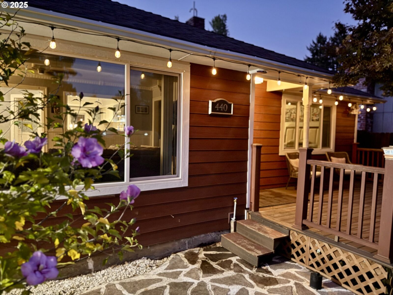 Property Photo: 440 W Dartmouth St OR 97027