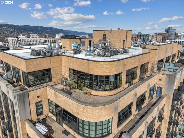 Property Photo:  420 NW 11th Ave 1206  OR 97209 