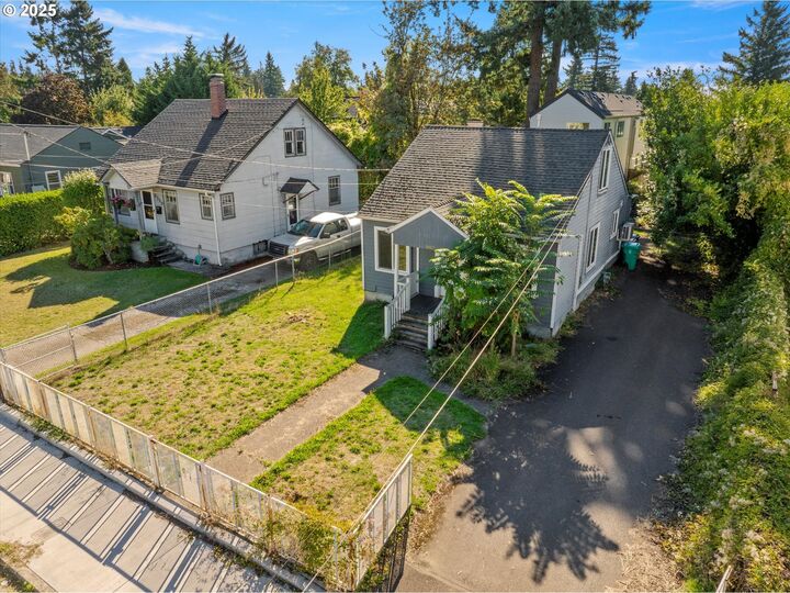 Property Photo:  5302 SE Flavel St  OR 97206 