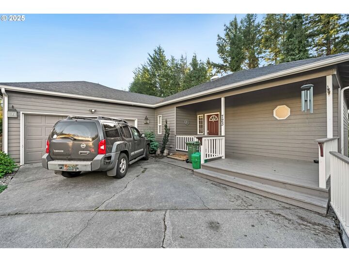 Property Photo:  723 N 8th Loop  OR 97420