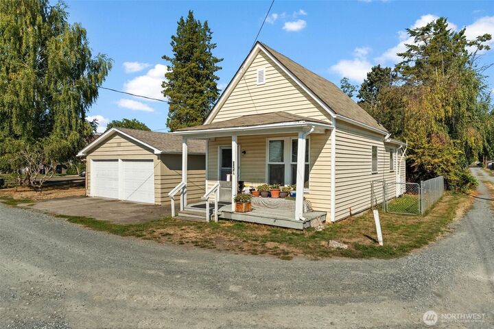 Property Photo:  343  4th Street SE  WA 98372 