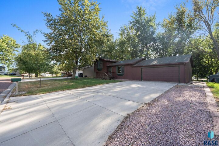 Property Photo: 805 Executive Ave SD 57020