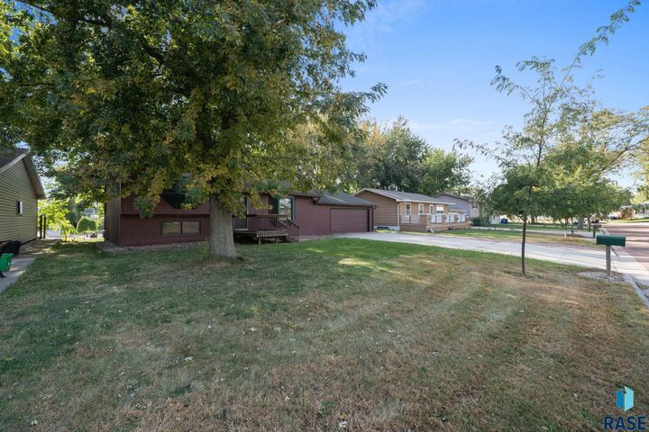 Property Photo:  805 Executive Ave  SD 57020