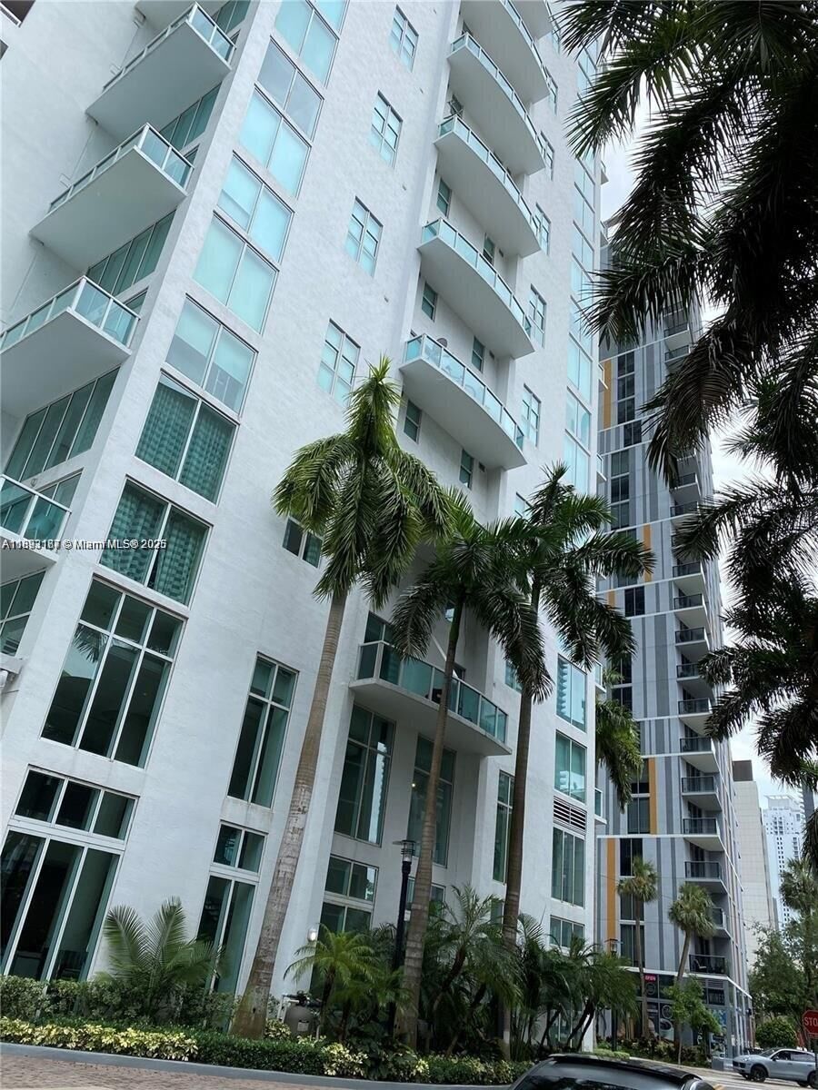 Property Photo: 41 SE 5th St 717 FL 33131