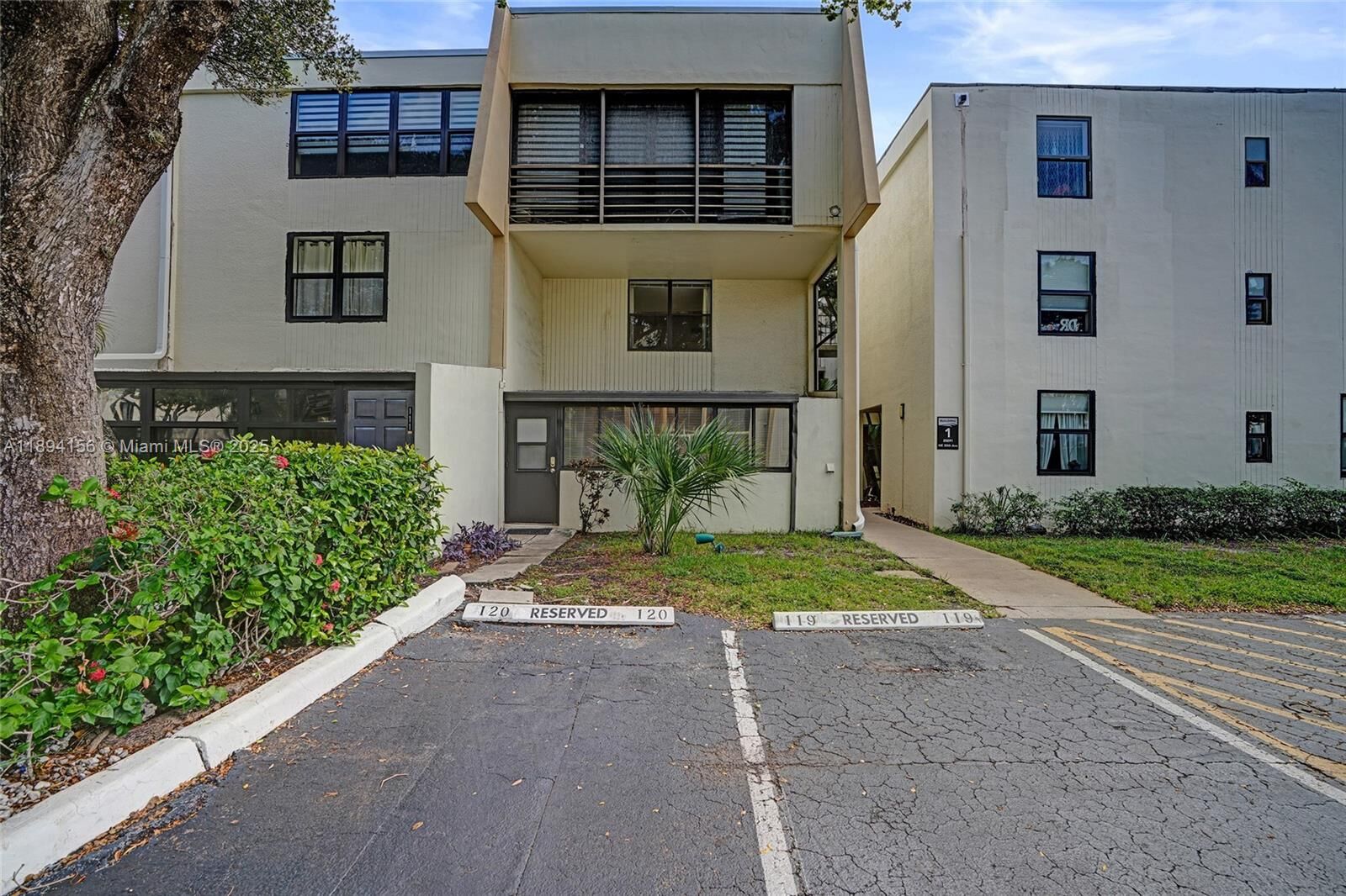 Property Photo: 20291 NE 30th Ave 112 FL 33180