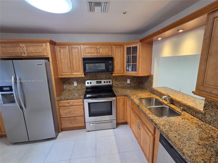Property Photo: 460 Lakeview Drive 2 FL 33326