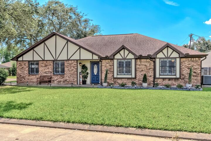 Property Photo:  2201 Friar Tuck Ln  TX 77619 