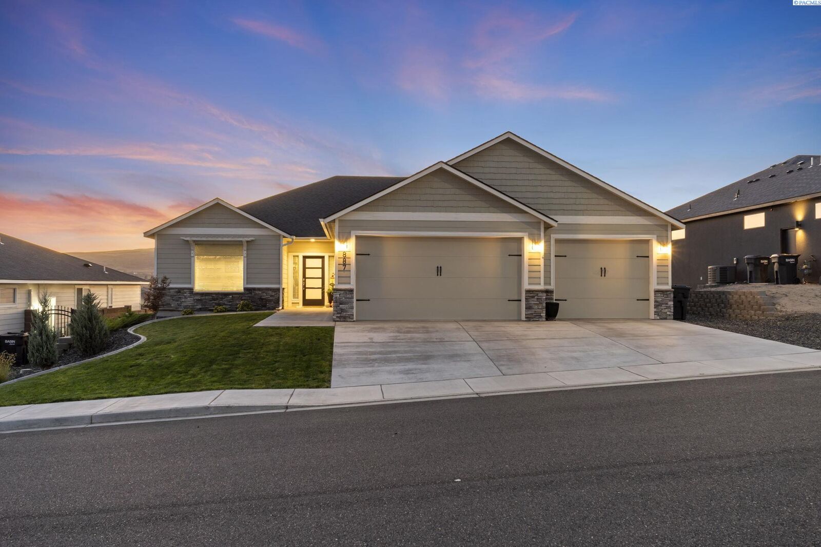 Property Photo: 887 Waylon Drive WA 99353