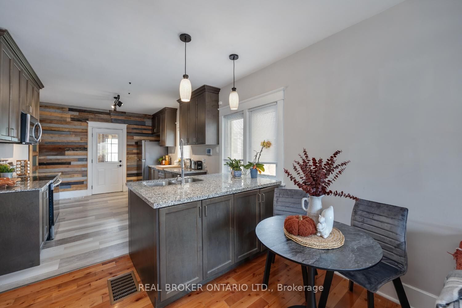 Photo de la propriété: 176 Lansdowne Street W ON K9J 1Y7