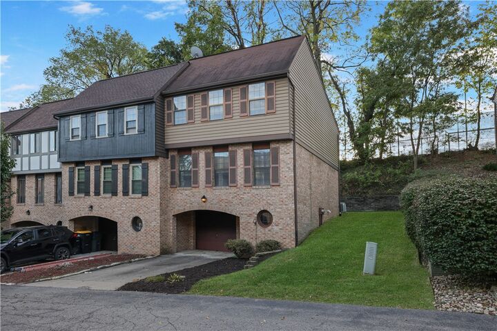 Property Photo:  304 Sonnybrook Ct  PA 15102 