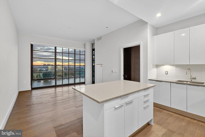 Property Photo:  45 Sutton Square SW Ph02  DC 20024 