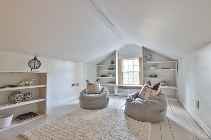 Property Photo: 6887 Kenwood Road OH 45243