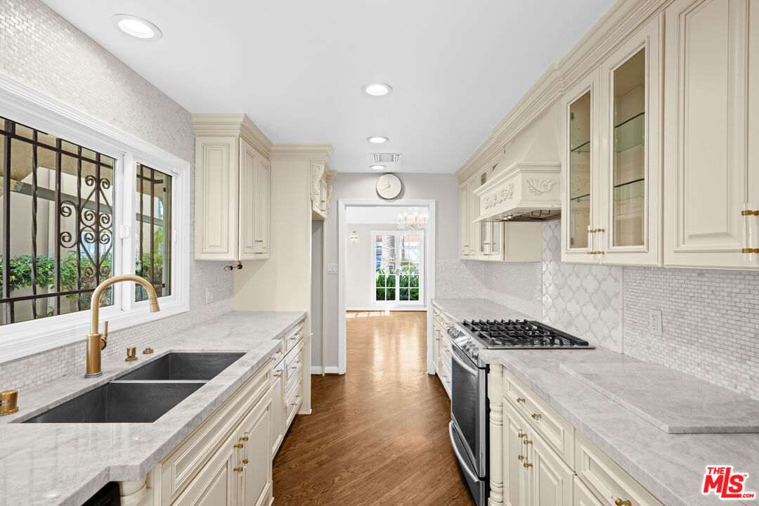 Property Photo: 224 S Palm Dr CA 90212