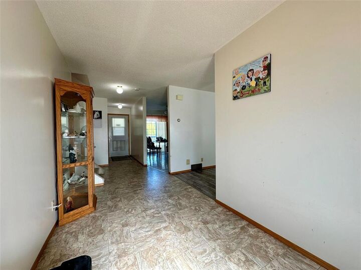 Property Photo: 4 Meadows Road MB R9A 1K6