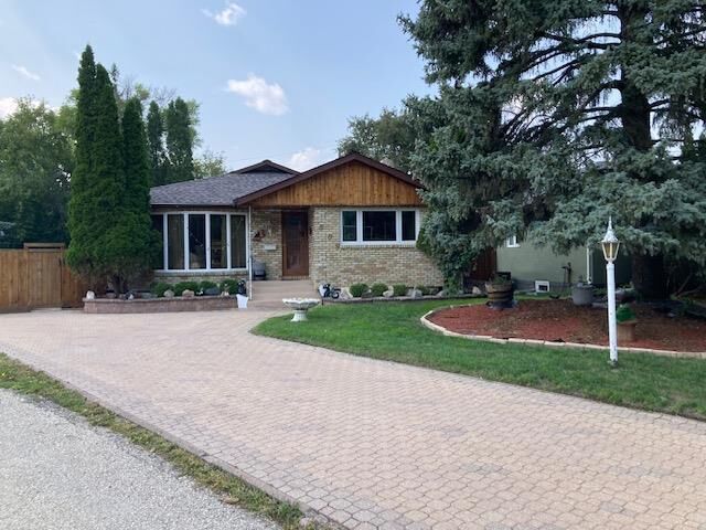 Property Photo: 909 Wicklow Place MB R3T 0J1