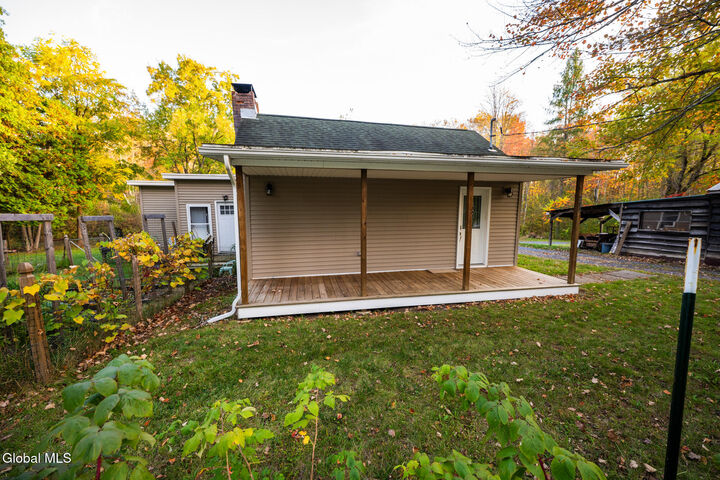 Property Photo:  261 Old Post Road  NY 12020 