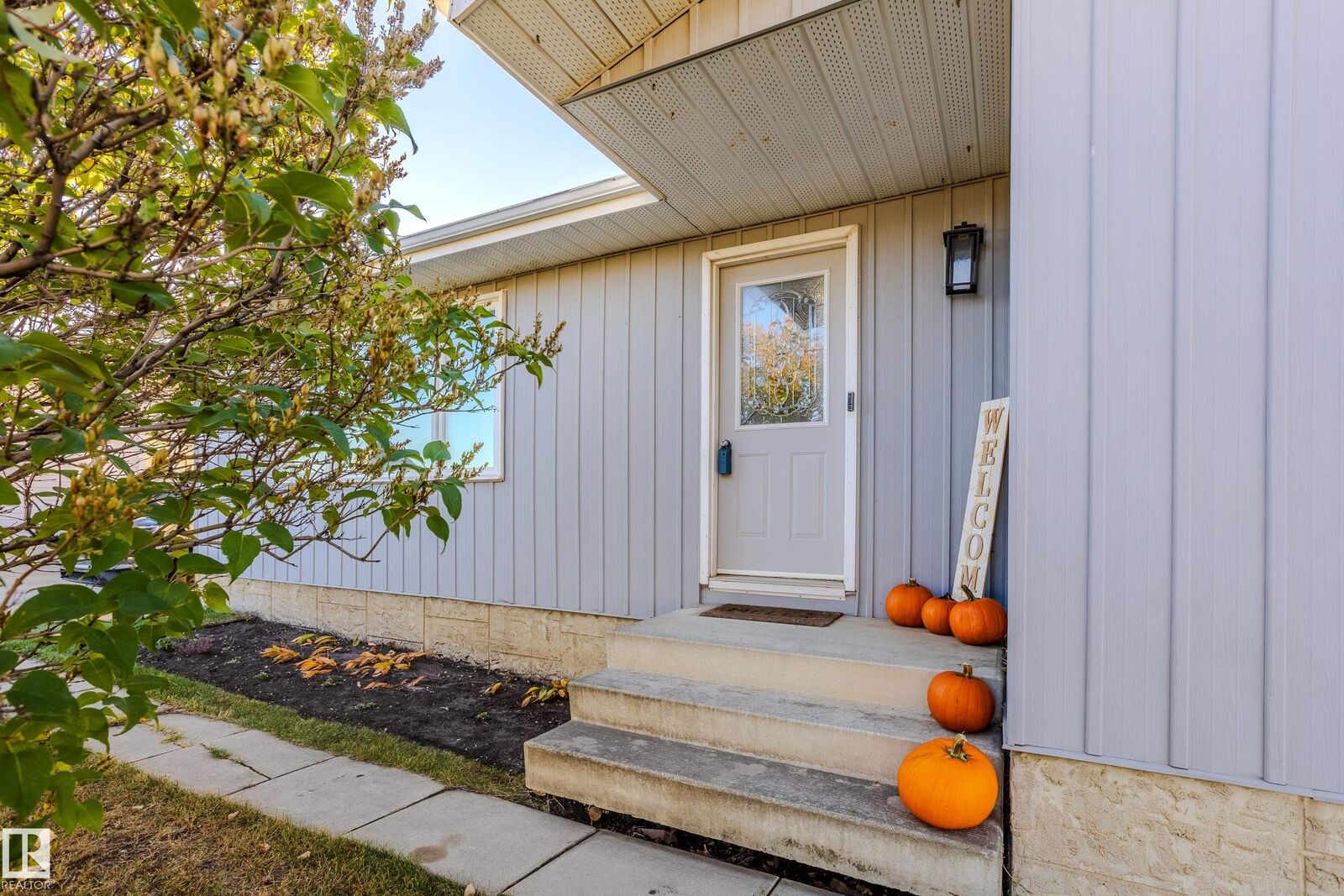 Property Photo: 9713 100 Avenue AB T8R 1G6