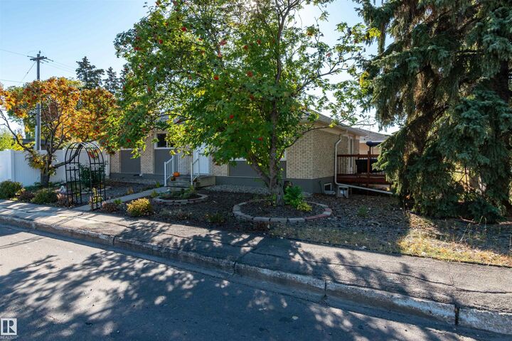 Property Photo:  11227 40 Avenue NW  AB T6J 0P9 