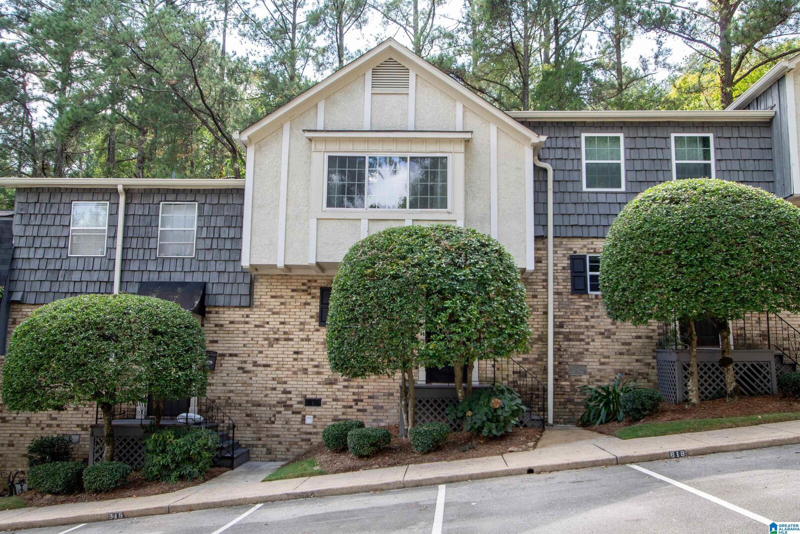 Property Photo: 818 Vestavia Villa Court AL 35226