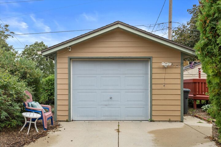 Property Photo: 6000 W Lloyd St WI 53213