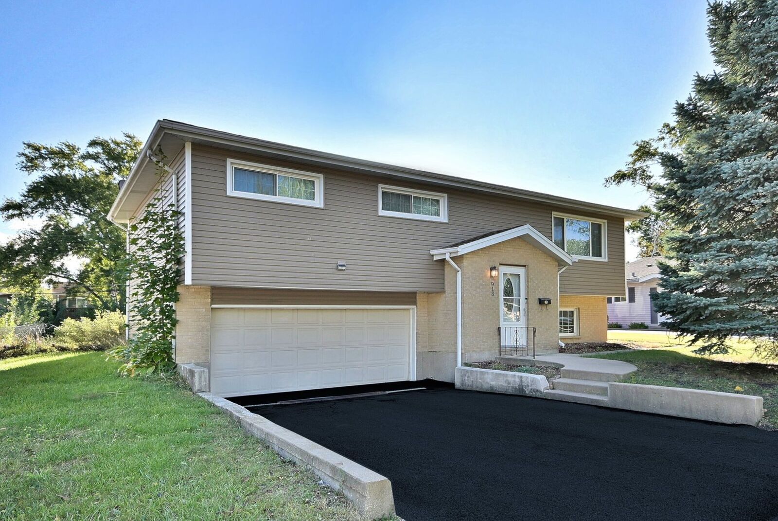 Property Photo: 913 S Iowa Street IL 60101