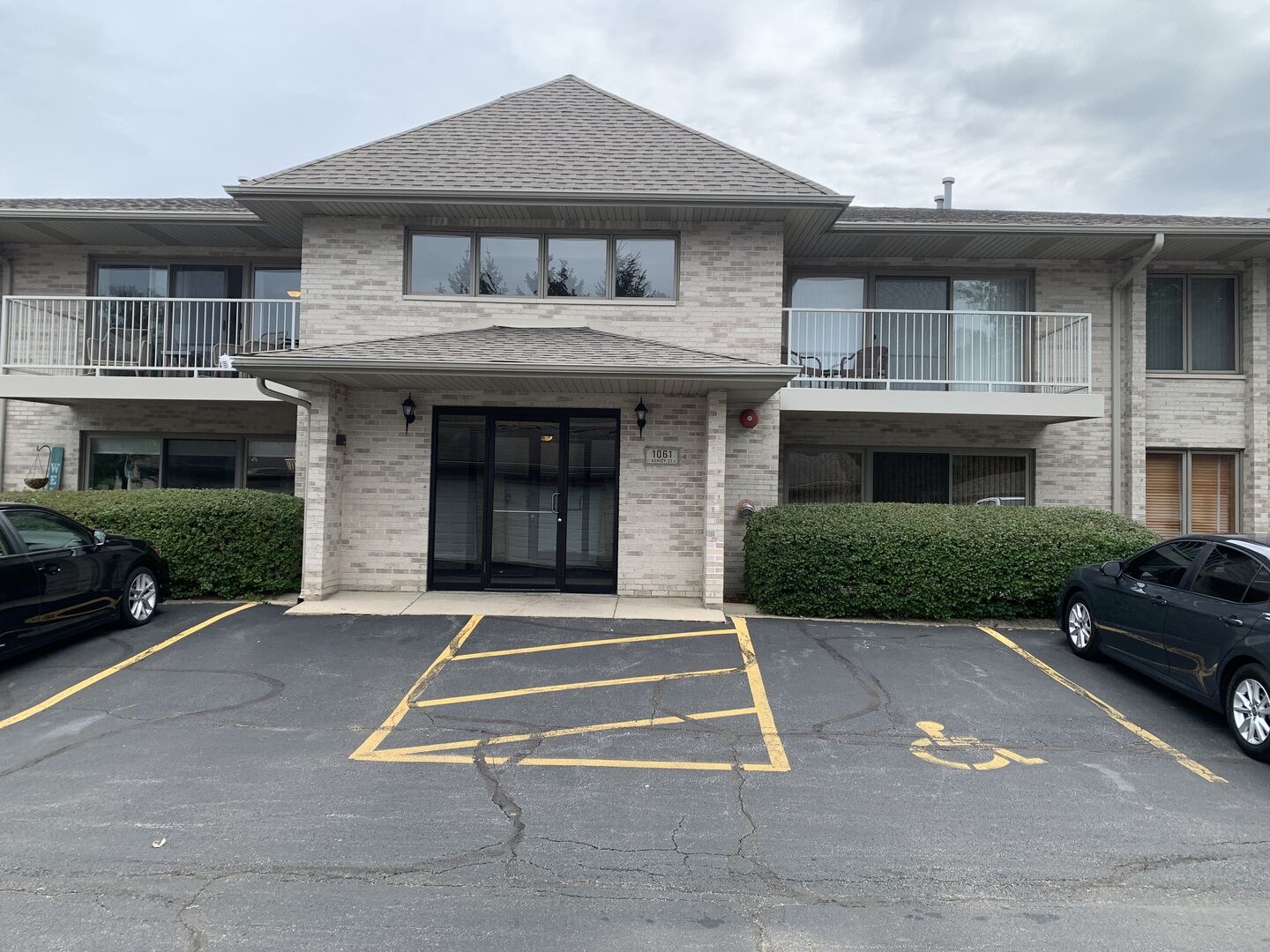 Property Photo: 1061 Ashley Court S 1A IL 60441