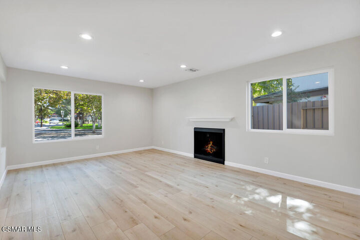 Property Photo:  1118 Bright Glen Circle  CA 91361 