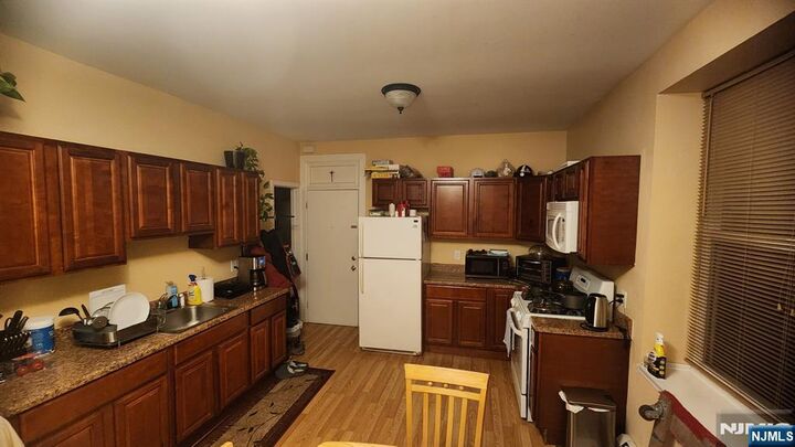 Property Photo:  18 E 17th Street 2R  NJ 07002 
