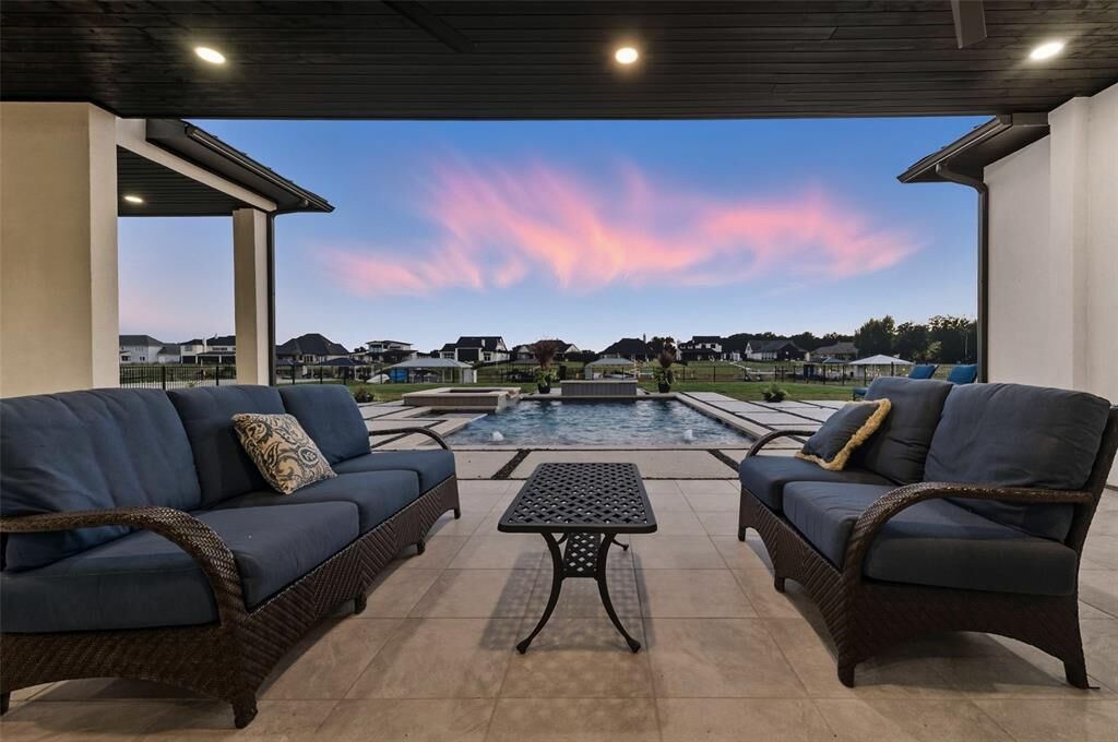 Property Photo: 1532 Laguna Bay N TX 76020