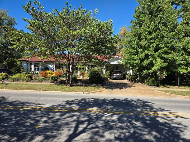 Property Photo: 610 Central Avenue AR 72712