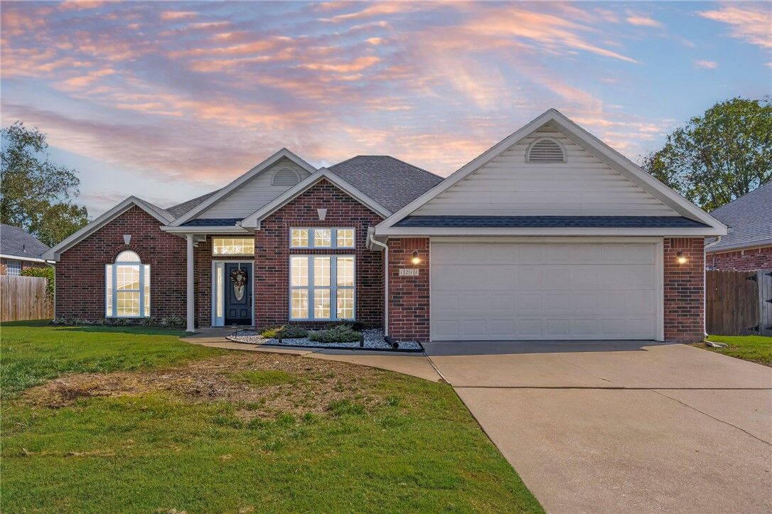 Property Photo: 1211 N Oriole Avenue AR 72756