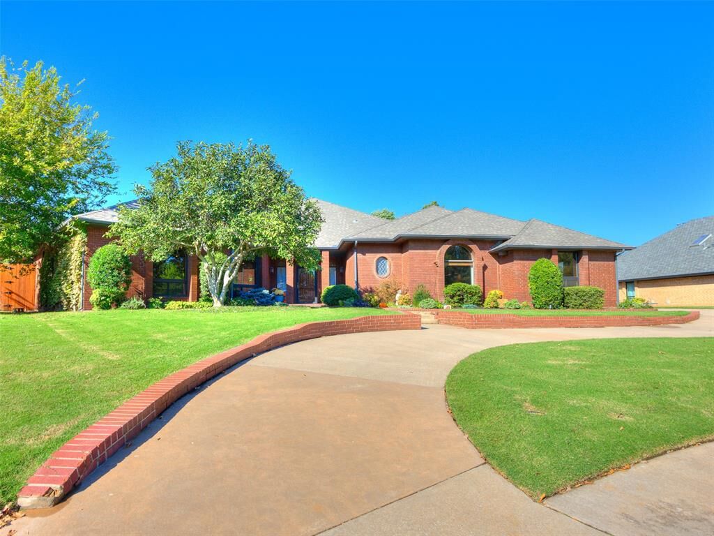 Property Photo: 1525 Spring Creek Drive OK 73099