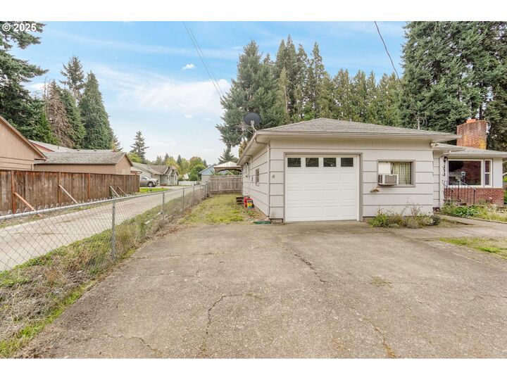 Property Photo: 550 Churchdale Ave OR 97303