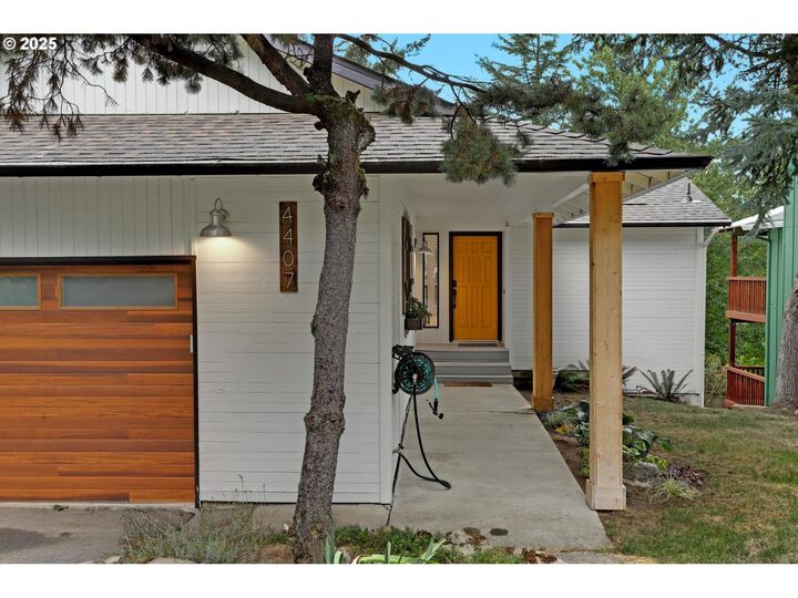 Property Photo:  4407 SW Stephenson St  OR 97219
