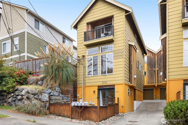 2120 W Ruffner Street  Seattle WA 98199 photo