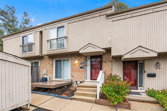 Property Photo:  1476 E Oakbrook E  MI 48307
