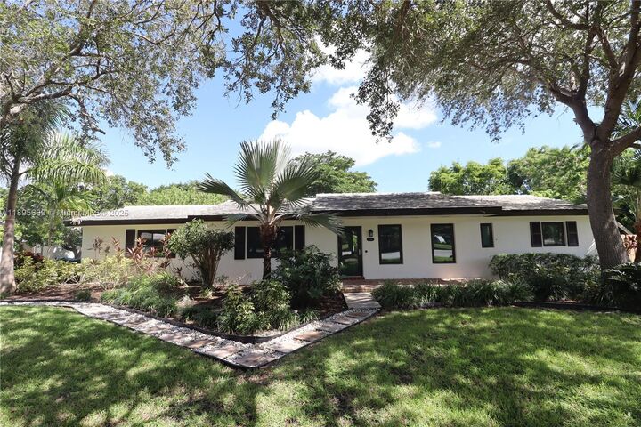 Property Photo: 17191 SW 85th Ave FL 33157